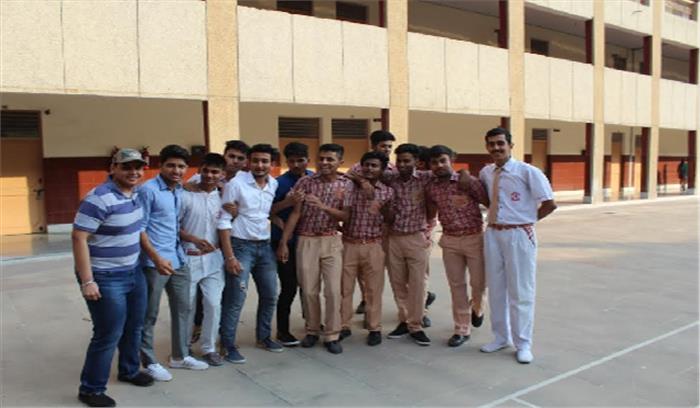 दसवीं में मधुर सक्सेना ने मारी बाजी