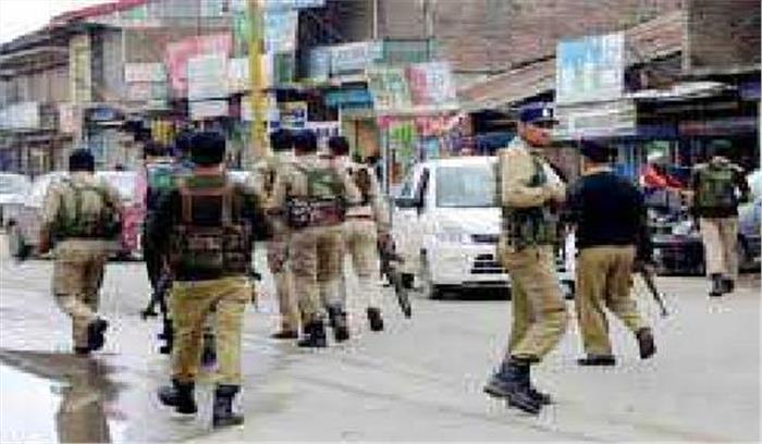 पुलवामा में आतंकवादियों ने पुलिस दल पर हमला किया