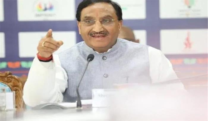 बिना पाठ्य पुस्तकों के पढ़ाई को विवश विद्यार्थी!