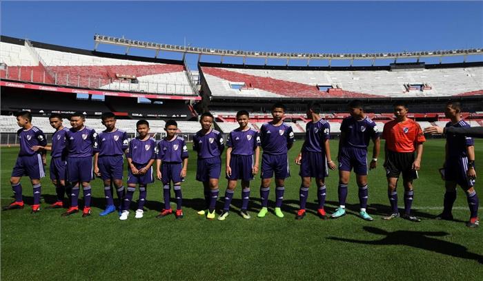 थाईलैंड गुफा हादसे के युवा फुटबॉल खिलाड़ियों ने रिवर प्लेट का किया दौरा 