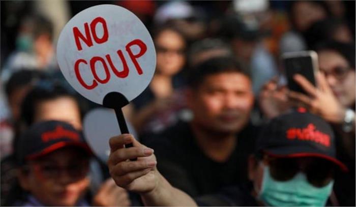  थाईलैंड में चुनाव समय पर कराने की मांग को लेकर लोकतंत्र समर्थक कर रहे प्रदर्शन की तैयारियां