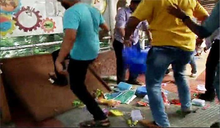 ठाणे स्टेशन पर मनसे कार्यकर्ताओं ने फेरीवालों को पीटा