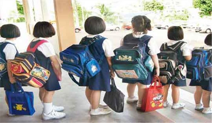 सपा सरकार नहीं बनी तो स्कूल बैग का क्या होगा