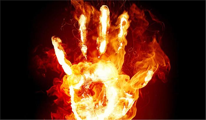 युवक को पेट्रोल डालकर जलाया 