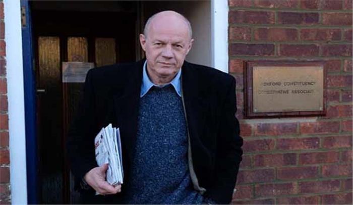 थेरेसा मे ने किया अश्लील सामग्री के मामले में डेमियन ग्रीन को बर्खास्त