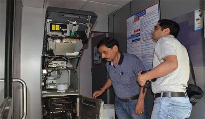 चोरों ने एटीएम काटकर 9 लाख रुपये लूटे चोरों ने एटीएम काटकर 9 लाख रुपये लूटे