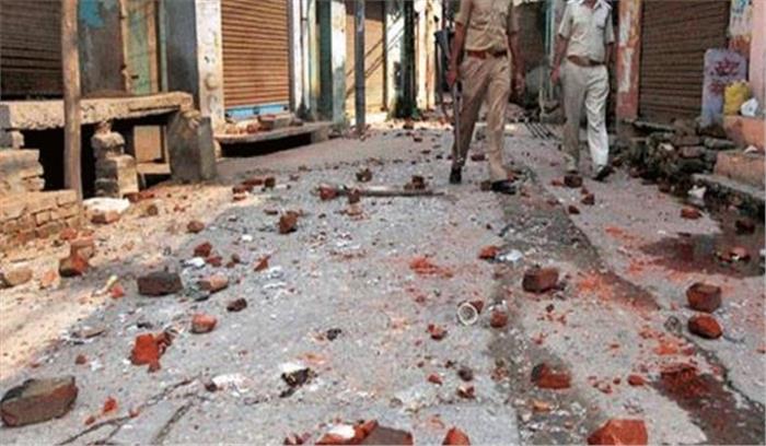 चोरों को पकड़ने गई पुलिस पर ग्रामीणों ने किया पथराव