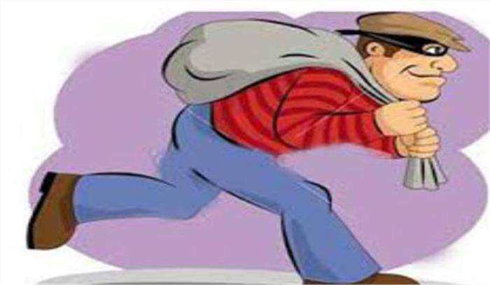 घर में रखे लाखों के जेवर चोरी