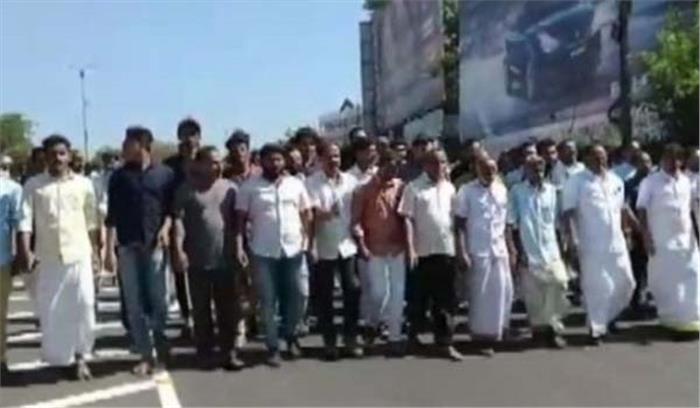 केरल: कांग्रेस कार्यकर्ता हत्या मामले में हड़ताल के दौरान पत्थराव