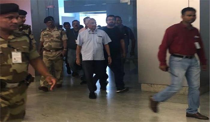 तीन महीने बाद गोवा लौटे मनोहर पर्रिकर तीन महीने बाद गोवा लौटे मनोहर पर्रिकर