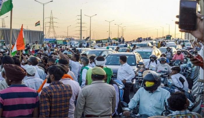 टिकैत पर हमले के बाद नेशनल एक्सप्रेस वे पर धरना देकर बैठे किसान, प्रशासन के आश्वासन के बाद खुला टिकैत पर हमले के बाद नेशनल एक्सप्रेस वे पर धरना देकर बैठे किसान, प्रशासन के आश्वासन के बाद खुला