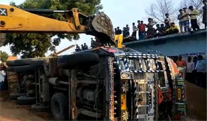 मप्र : ट्रक पलटने से चार की मौत मप्र : ट्रक पलटने से चार की मौत