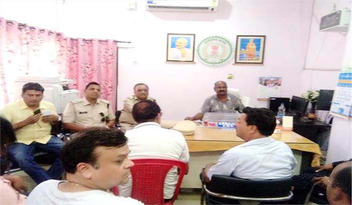 तिल्दा नेवरा में ग्राम सिर्वे में लगाए पौधे के लिए सुरक्षा का संकल्प