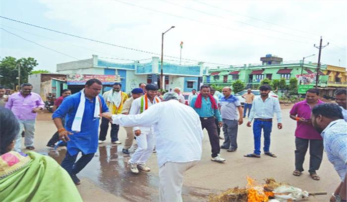 युवा कांग्रेस ने जलाया रमन-जोगी का पुतला