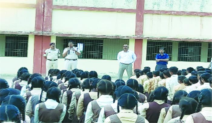 तिल्दा-नेवरा में  छात्र-छात्राओं को पुलिस ने साइबर अपराध से बचने पढ़ाया जागरूकता का पाठ