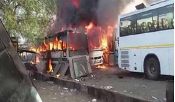 दिल्ली के तिमारपुर में 4 टूरिस्ट बसों में लगी आग 