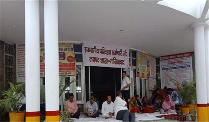 आरटीओ के बाहर कर्मचारी बैठे हड़ताल पर, दलाल काट रहे चांदी