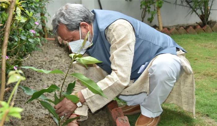 विश्व पर्यावरण दिवस पर तीरथ सिंह रावत ने लगाया जामुन का पौधा