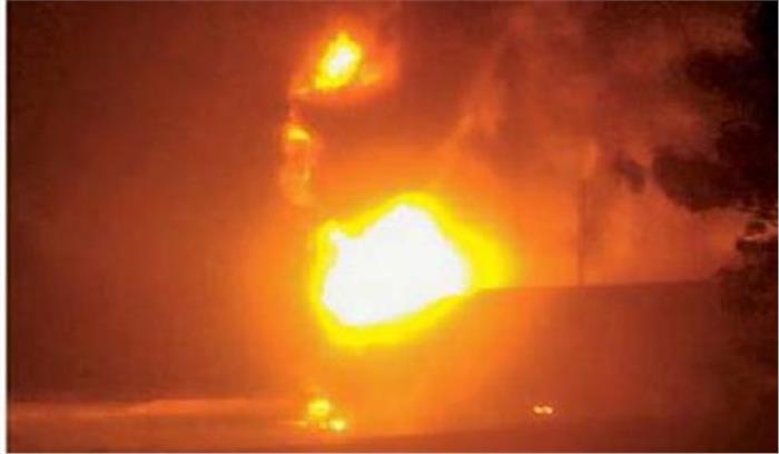 ठाणे: टायर फैक्ट्री में आग लगने से फैली दुर्गन्ध