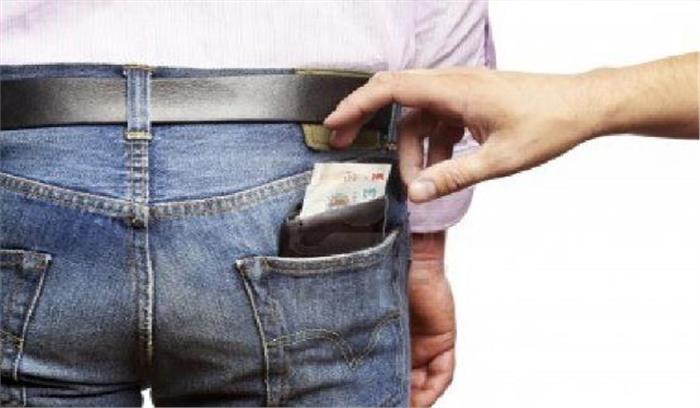 टायर कारोबारी के जेब से चोरों ने दो लाख उड़ाए