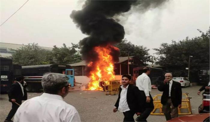 तीस हजारी कोर्ट परिसर में पुलिस और वकीलों में झड़प, 28 घायल तीस हजारी कोर्ट परिसर में पुलिस और वकीलों में झड़प, 28 घायल