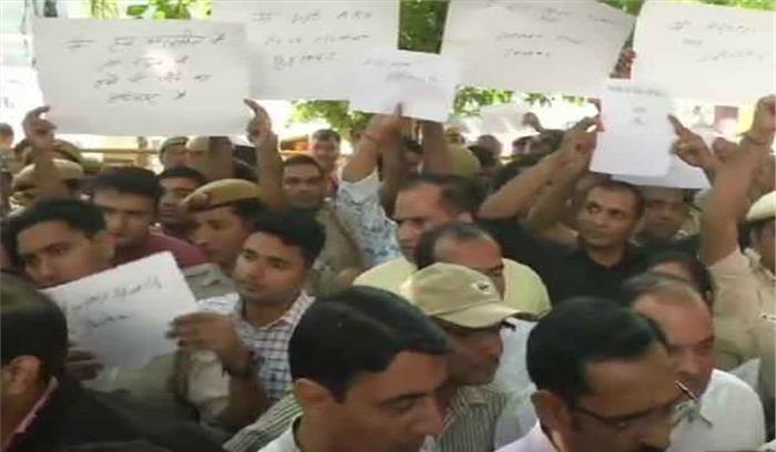 तीस हजारी मामले पर गृह मंत्रालय ने दिल्ली पुलिस से रिपोर्ट ली