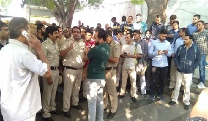 वकीलों के हमले के खिलाफ आईटीओ स्थित पुलिस मुख्यालय को हजारों पुलिसकर्मियों ने घेरा
