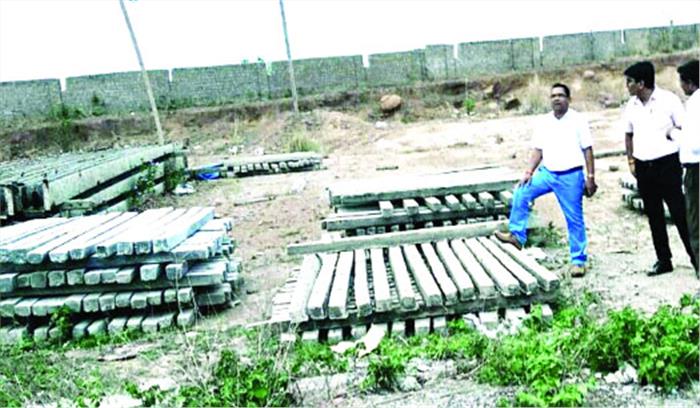 डबरी निर्माण में अनियमितता की शिकायत पोल व तार की सप्लाई में मनमाना वसूली