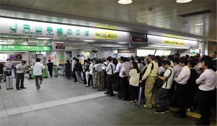 तूफान के कारण टोक्यो एयरपोर्ट पर 17 हजार लोग फंसे तूफान के कारण टोक्यो एयरपोर्ट पर 17 हजार लोग फंसे