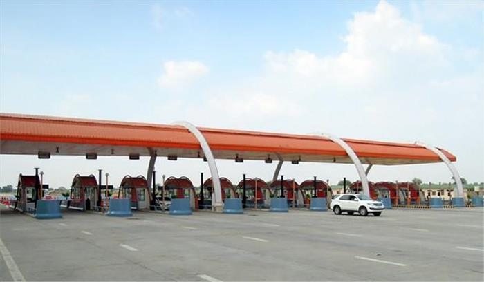 टोल मांगने पर कर्मचारी के पैर पर चढ़ाई कार