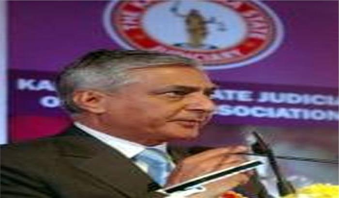 शीर्ष अदालत के न्यायाधीशों को आंतरिक स्तर पर मुद्दे सुलझाने चाहिए : न्यायमूर्ति ठाकुर