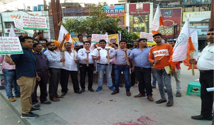 भारत बंद से पूर्व व्यापारियों ने शहर में निकाला मशाल जुलूस भारत बंद से पूर्व व्यापारियों ने शहर में निकाला मशाल जुलूस