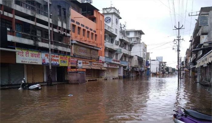 महाराष्ट्र में बाढ़ पीड़ितों को लेकर जा रही नाव पलटी, 9 लोगों की मौत