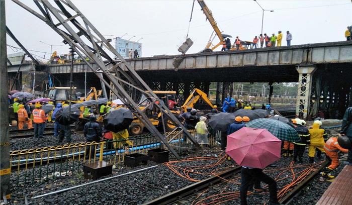 मुंबई फुटओवर ब्रिज हादसे में 5 घायल, मरम्मत का काम जारी