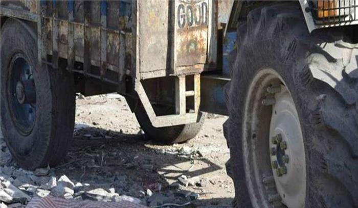 उत्तर प्रदेश: ट्रैक्टर-ट्रॉली से भिड़ी कार, 3 लोगों की मौत उत्तर प्रदेश: ट्रैक्टर-ट्रॉली से भिड़ी कार, 3 लोगों की मौत