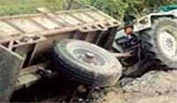 ट्रैक्टर ट्रॉली पलटने से चार लोगों की मौत, 10 घायल