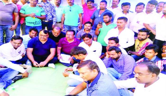 सड़क पर बेरीकेट्स व तम्बू लगाकर किया आवागमन ठप