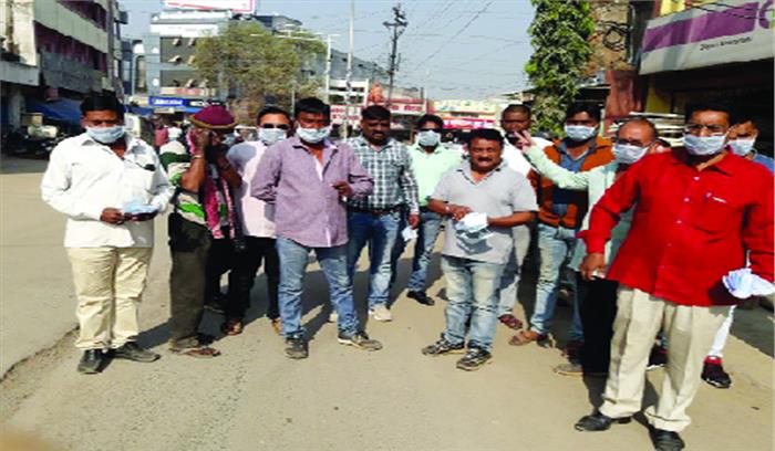 धूल से परेशान व्यापारियों व पार्षद ने बांटे मास्क