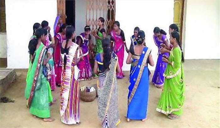 विलुप्त होते जा रहा ग्रामीण अंचलों का पारंपरिक सुवा नृत्य विलुप्त होते जा रहा ग्रामीण अंचलों का पारंपरिक सुवा नृत्य