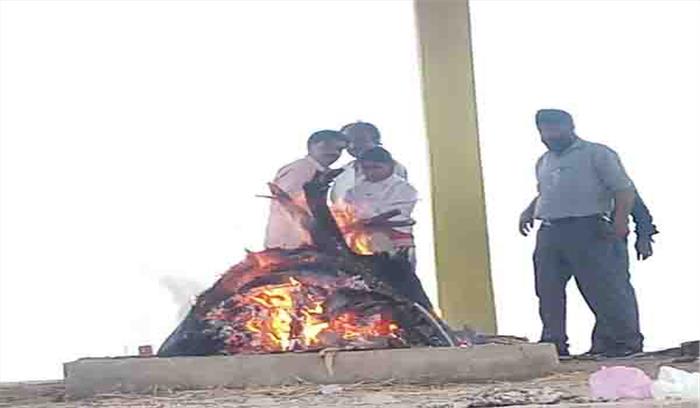 बेटी ने दी पिता को मुखाग्नि