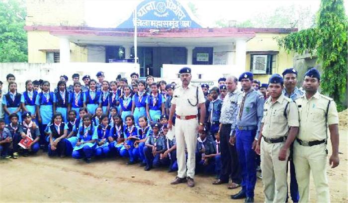 स्काउट/गाइड के बच्चों को ट्रैफिक नियम की दी जानकारी