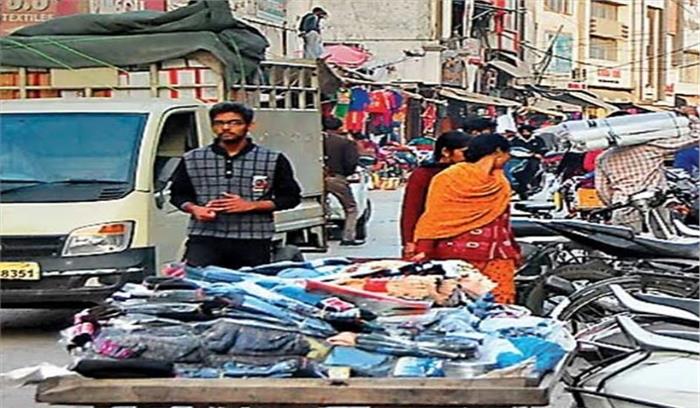 सड़क किनारे पार्किंग बनी बाजारों की मुसीबत