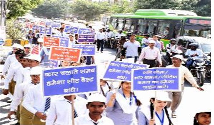 स्लोगनों के साथ बच्चों ने सिखाया यातायात का पाठ