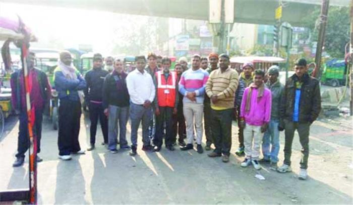 यातायात व्यवस्था संचालित करने को ई-रिक्शा चालकों ने तैनात किया सुरक्षा गार्ड