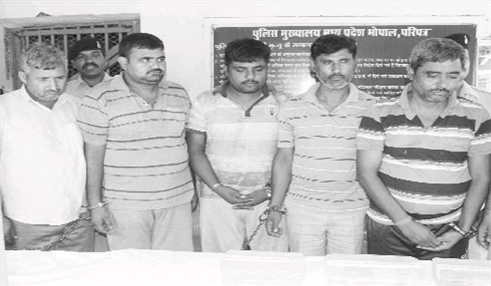 ट्रेनों में चोरी करने वाले 5 आरोपी गिरफ्तार