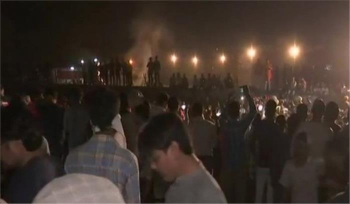 ट्रेन की चपेट में आने से दशहरा देख रहे 60 लोगों की मौत