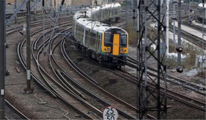 रेल के आगे कूद की आत्महत्या