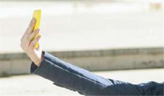 ट्रैक पर सेल्फी ले रहे 3 युवकों को ट्रेन ने रौंदा 