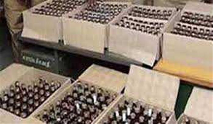 ट्रेन के शौचालय से भारी मात्रा में शराब बरामद