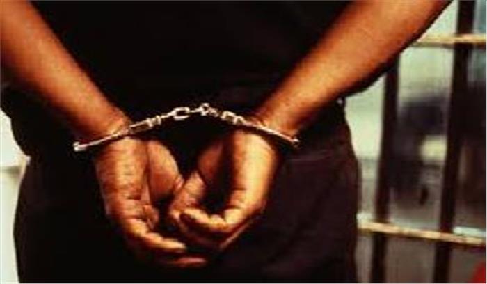 रेलगाड़ी में यात्रियों का सामान उड़ाने वाले चार गिरफ्तार